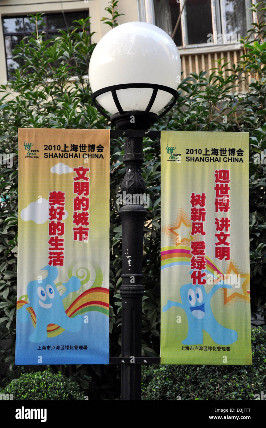 Appendere i poster pubblicitario per Shanghai World Expo 2010 a Shanghai - Cina Foto Stock