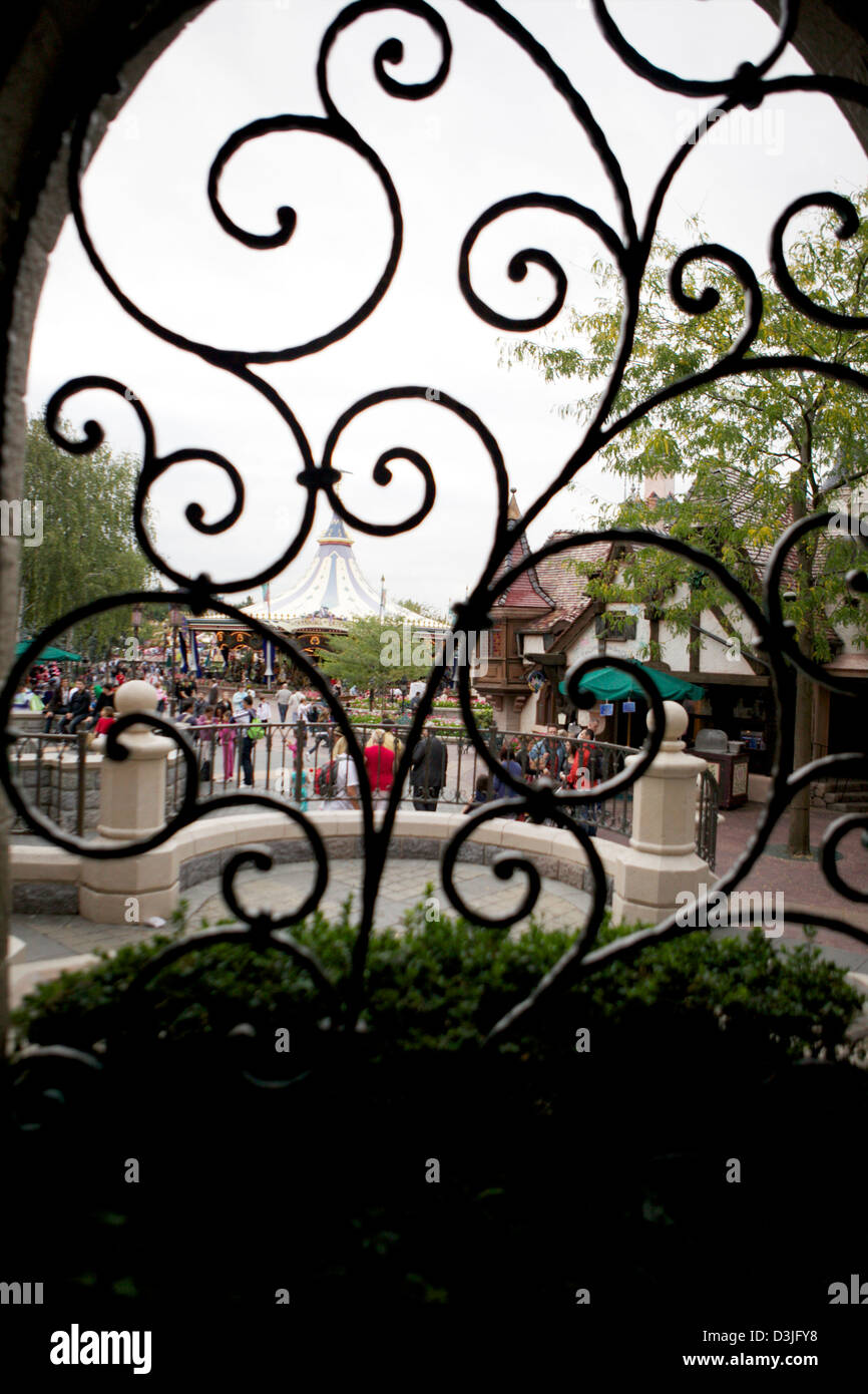Vista della strada principale di Disneyland Parigi attraverso una finestra Foto Stock