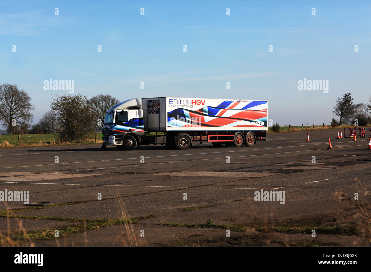 British HGV formazione fuori strada, un camionista pratiche manovre sotto la supervisione Foto Stock