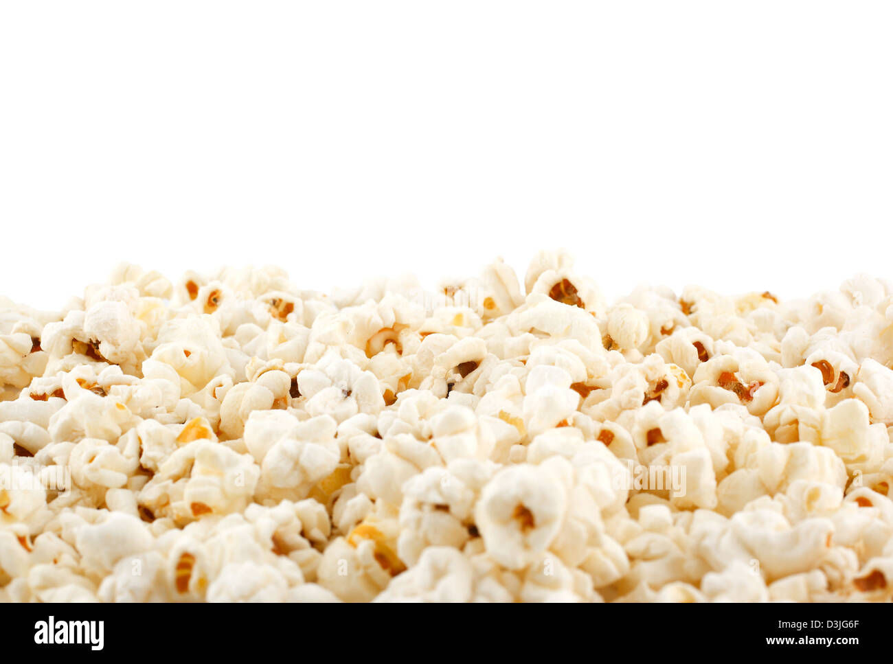 Chicchi di popcorn su sfondo bianco Foto Stock