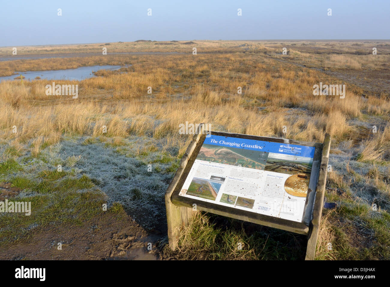 Segno interpretative sulla Norfolk Coast Path National Trail, Blakeney Riserva Naturale Nazionale, Norfolk, Regno Unito Foto Stock