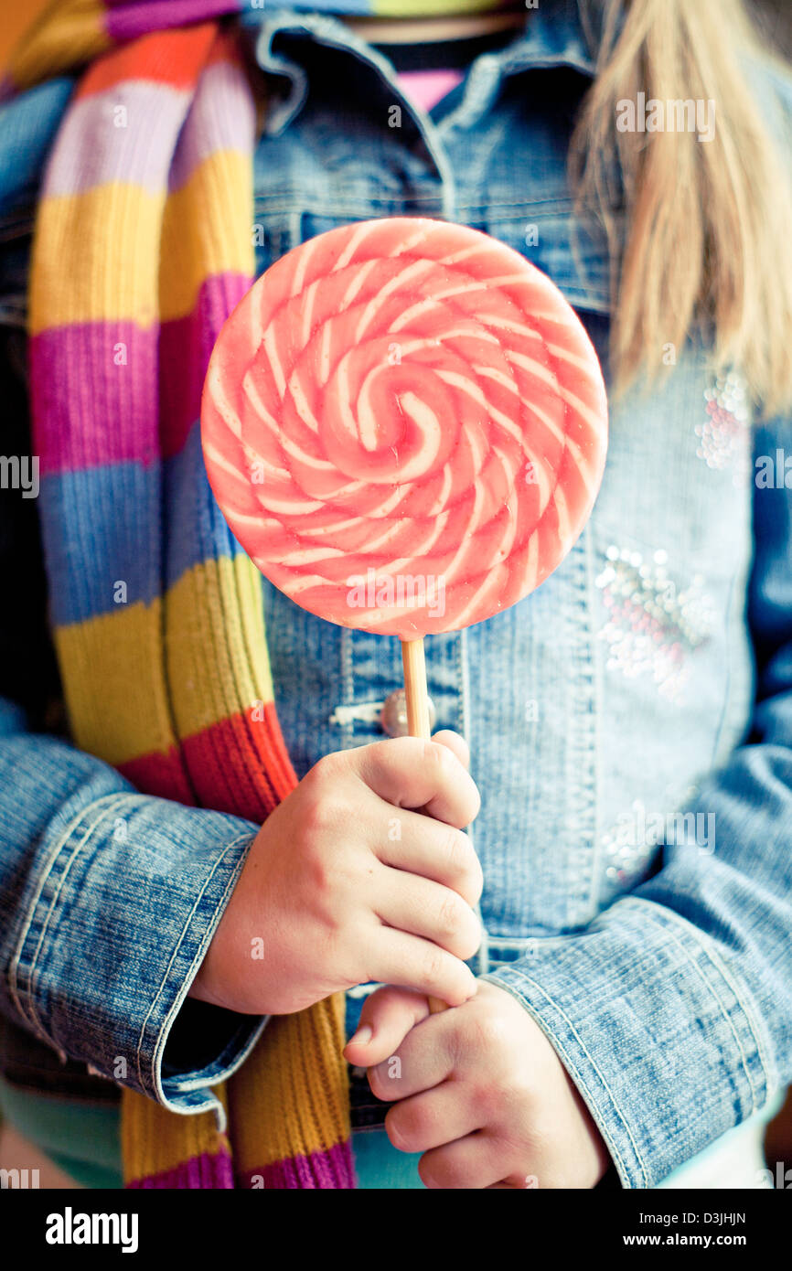 Ragazza con un grande lollipop. Foto Stock