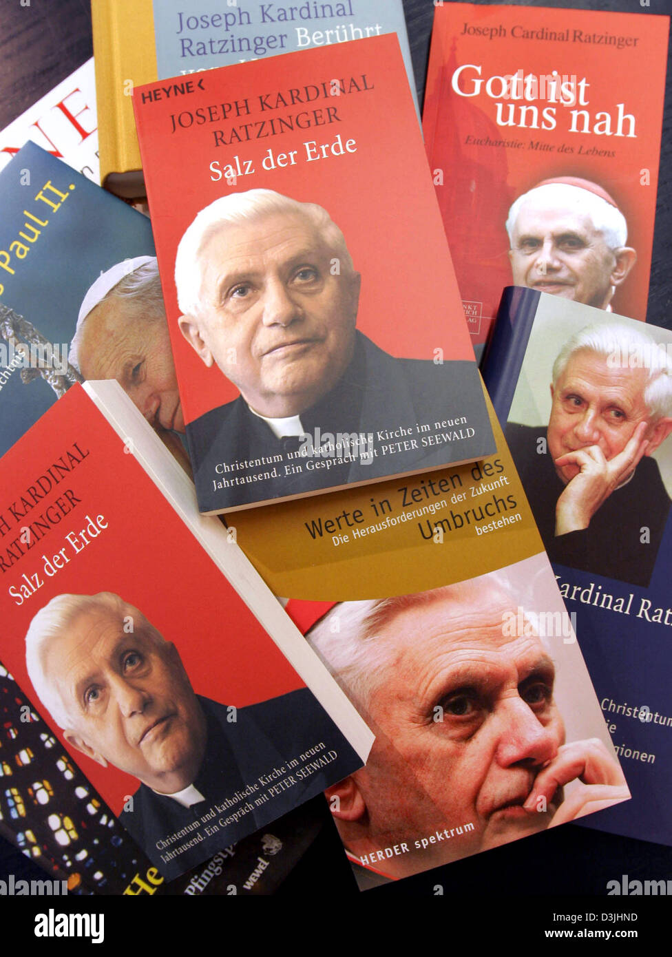 I libri del Cardinale Joseph Ratzinger sono disseminati in una tabella in un bookstore di Francoforte sul Meno, Germania, 20 aprile 2005. Il Cardinale Joseph Ratzinger di Germania fu eletto Papa in Vaticano martedì 19 aprile 2005 alla fine di uno dei conclavi più breve nella storia, assumendo il nome di Benedetto XVI. Solo pochi libri da Ratzinger sono disponibili. Poco dopo i libri furono arrang Foto Stock