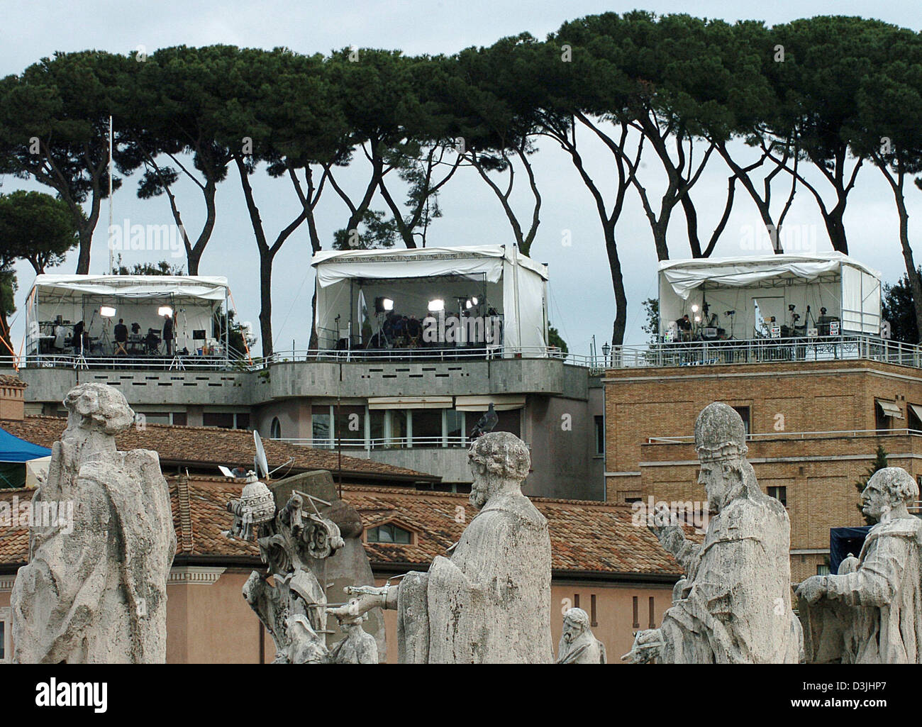 (Dpa) - distribuiti su tetti i giornalisti in attesa in tenda studios per il conclave del risultato elettorale nella Città del Vaticano a Roma, Italia, 18 aprile 2005. Durante il pomeriggio il 115 cardinali del conclave ha incontrato nella Città del Vaticano per eleggere il nuovo papa. Foto Stock