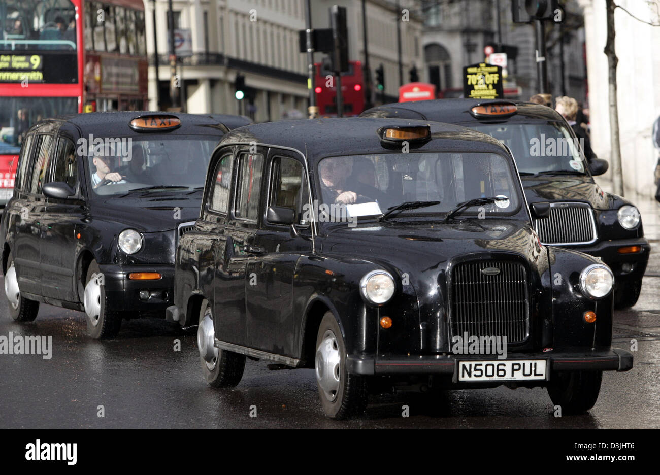 (Dpa) - nero di tipico stile londinese a crociera i taxi per le strade di Londra, Inghilterra, 7 aprile 2005. Foto Stock