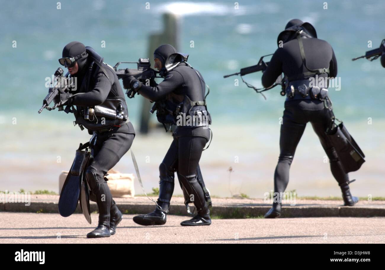 (Dpa) - Un plotone di pesanti armati subacquei sottomarino fissano il perimetro circostante con i loro fucili a canna rigata durante il comune di difesa europea manovra di Eckernfoerde, Germania, 19 aprile 2005. Il Ministro della Difesa tedesco, Peter Struck (SPD) hanno visitato la manovra e informati se stesso come i cittadini europei sono stati evacuati dalle zone di conflitto. Il scenario militare, che è impostato su Foto Stock