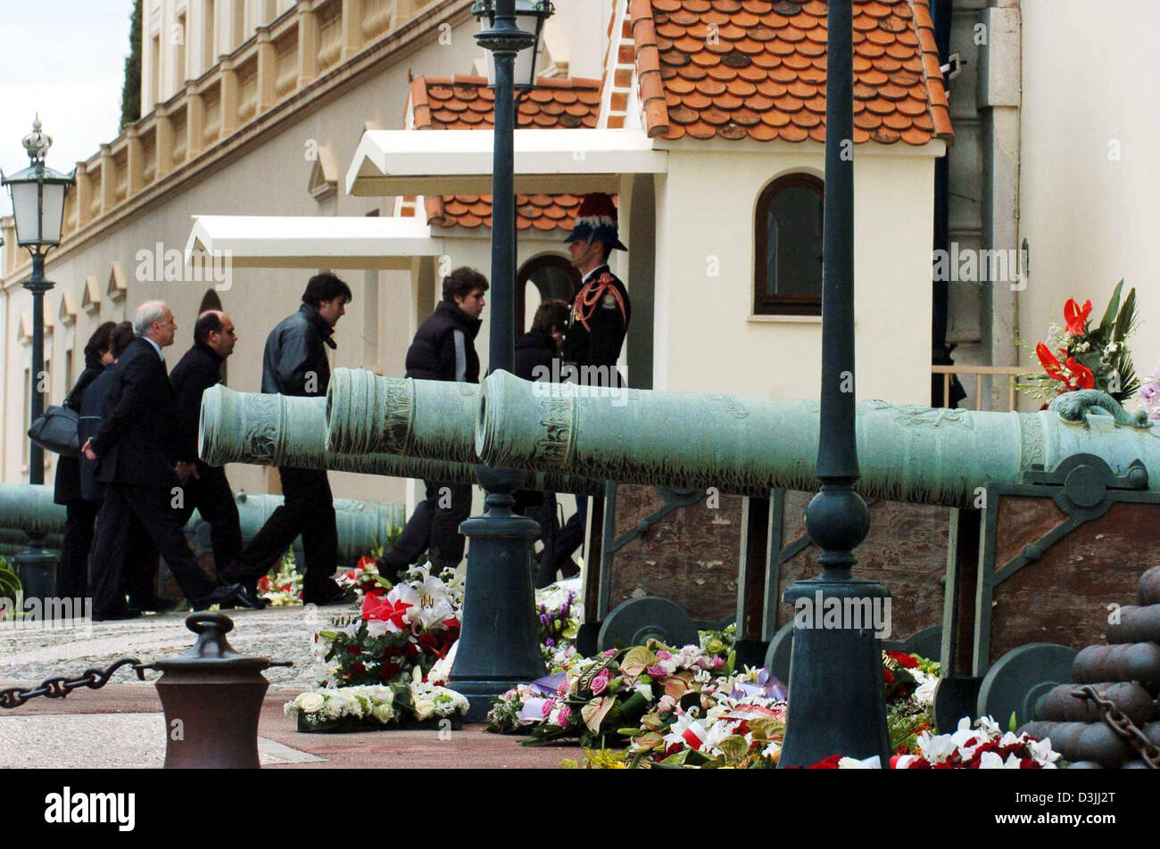 (Dpa) - i cittadini di Monaco coda come entreranno nel palazzo di presentare la propria offerta il loro ultimo addio per il Principe Ranieri di Monaco nel Principato di Monaco, 13 aprile 2005. Il principe Ranieri è morto mercoledì, 06 aprile 2005 all'età di 81. Il funerale si svolgerà venerdì 15 aprile 2005. Foto Stock