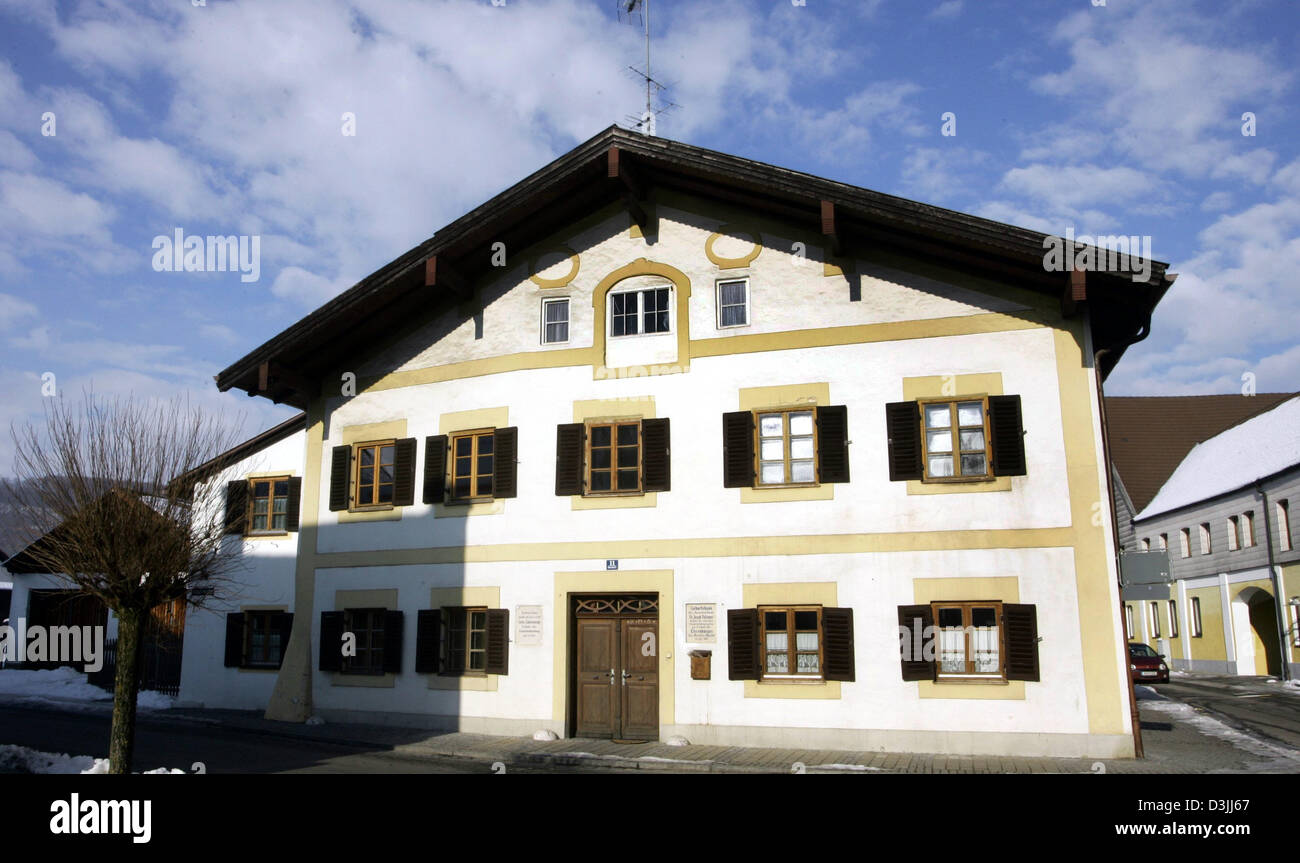 (Dpa) - La foto mostra il luogo di nascita di Sua Eminenza il Cardinale Joseph Ratzinger a Marktl, Germania, 8 febbraio 2005. Gli abitanti del villaggio idilliaco dello stato tedesco della Baviera guardare soprattutto interessato verso Roma al momento. Oggetto numero 1 nel villaggio vicino al confine austriaco è l elezione del nuovo Papa. Uno dei la maggior parte dei candidati menzionati, il Cardinale Decano Joseph Ratzing Foto Stock