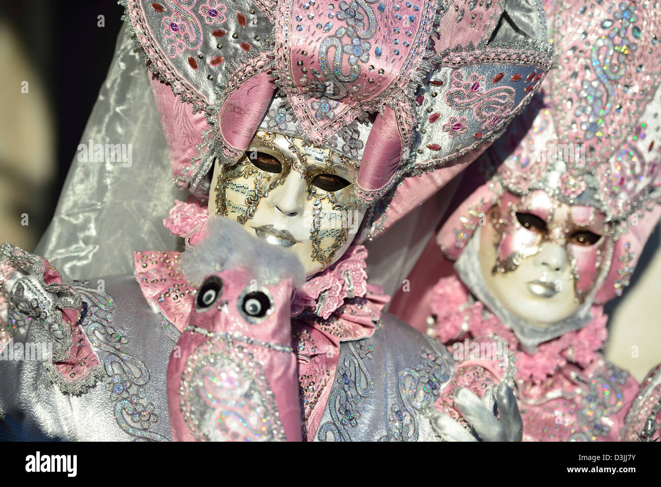 Alcune bizzarre costumi con un gufo al Carnevale 2013; Venezia, Veneto. L'Italia. Foto Stock