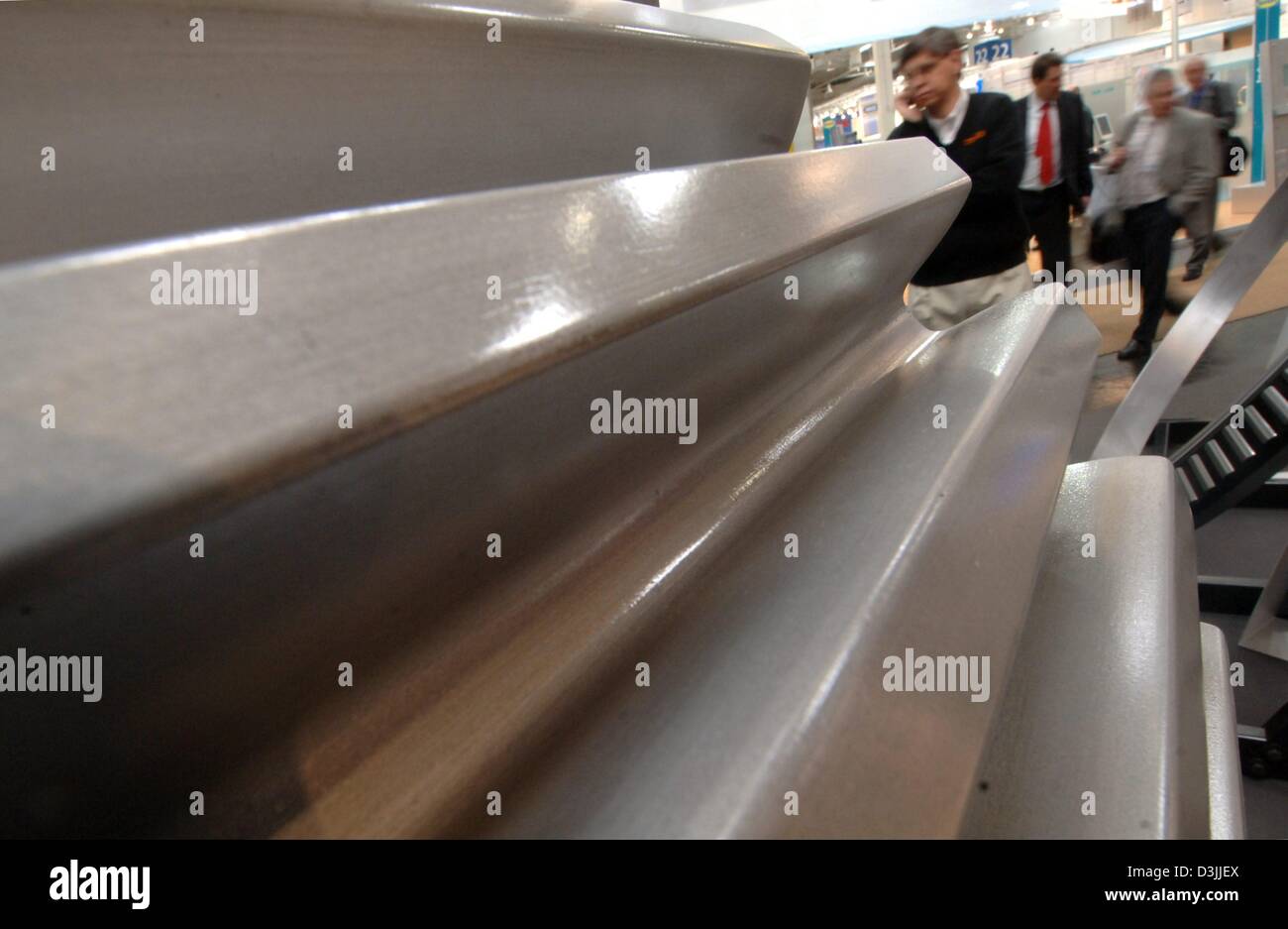 (Dpa) - Un visitatore passeggiate passato una gigantesca ruota dentata alla fiera industriale di Hannover, Germania, 11 aprile 2005. Più di 6.000 espositori registrati per la fiera che sono 1.000 in più rispetto allo scorso anno la fiera. La Russia è il paese di partenariato in questo anno la fiera industriale. Foto Stock