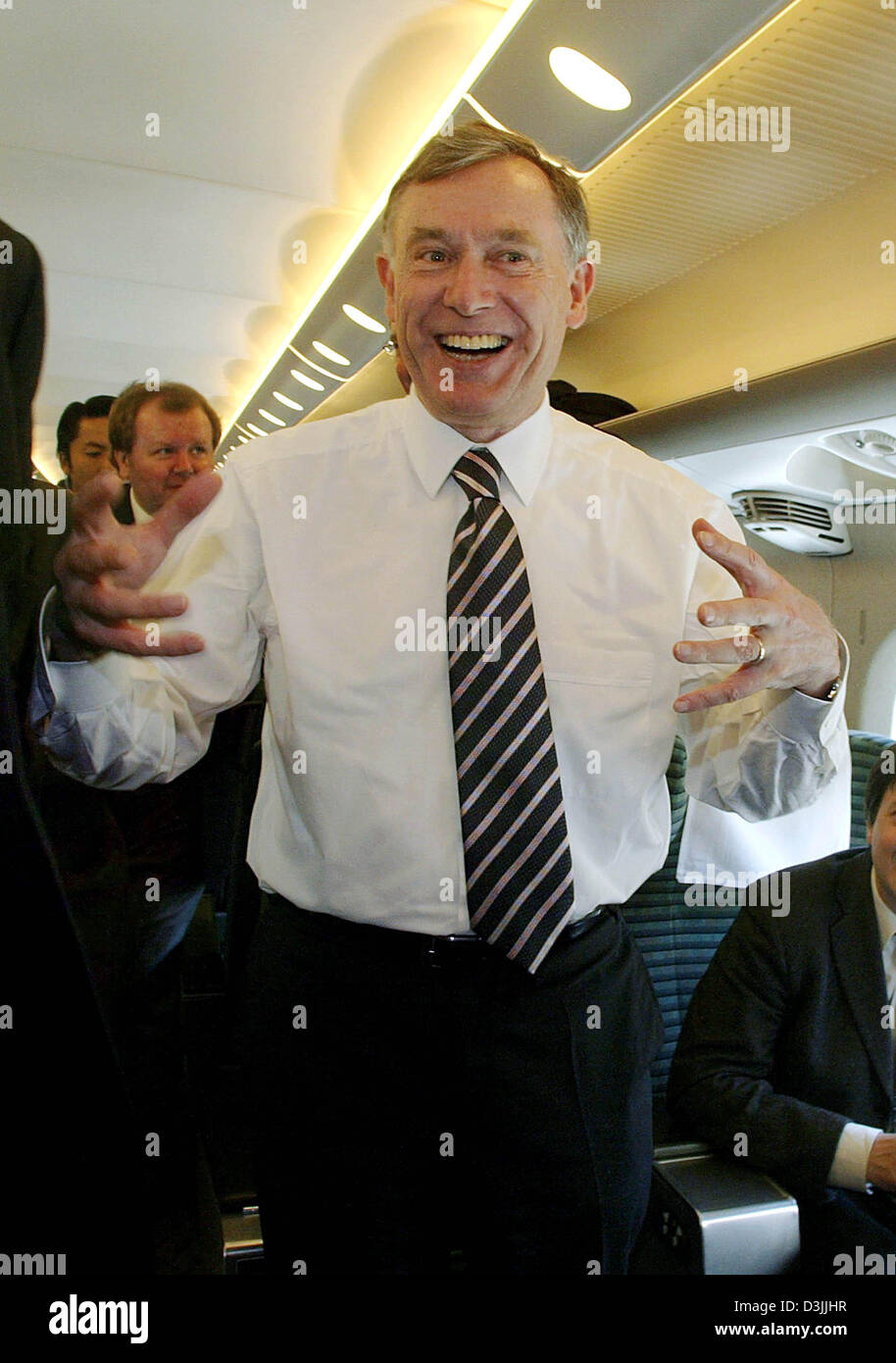 (Dpa) - Il presidente tedesco Horst Koehler ride mentre in piedi in un carro di Shinkansen treno ad alta velocità durante il suo viaggio da Tokyo a Nagoya in Giappone, 5 aprile 2005. La Koehler è su una quattro giorni di visita in Giappone. Foto Stock