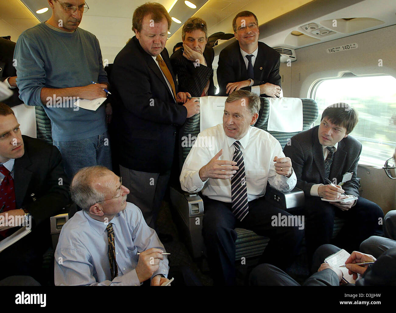 (Dpa) - Il presidente tedesco Horst Koehler (C) parla con i giornalisti nel corso di un viaggio con il Shinkansen treno ad alta velocità da Tokyo a Nagoya, Giappone, 5 aprile 2005. La Koehler è su una quattro giorni di visita in Giappone. Foto Stock