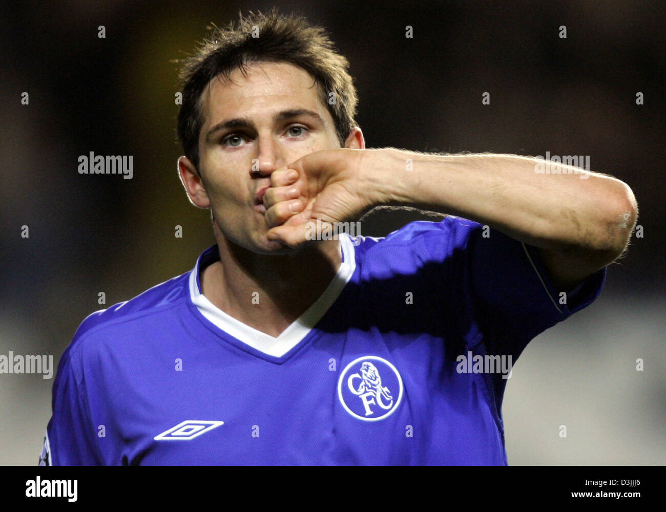 (Dpa) - FC Chelsea's Frank Lampard bacia il suo anello dopo la sua 2-1 gol contro il FC Bayern Monaco durante la UEFA Champions League quarti di finale, la prima gamba partita di calcio a Stamford Bridge, Londra, 6 aprile 2005. Foto Stock