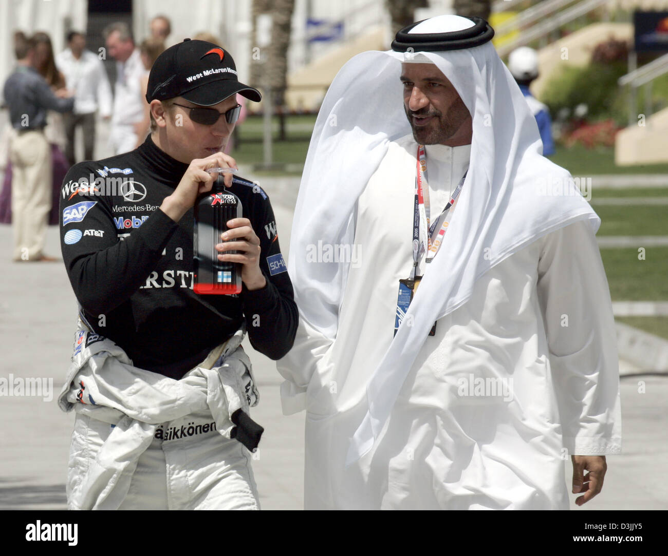 (Dpa) - Finlandese pilota di Formula Uno Kimi Raeikkoenen (McLaren Mercedes) parla di un sheik prima dello start del Gran Premio del Bahrain di Formula Uno via vicino a Manama, Bahrein, 3 aprile 2005. Foto Stock
