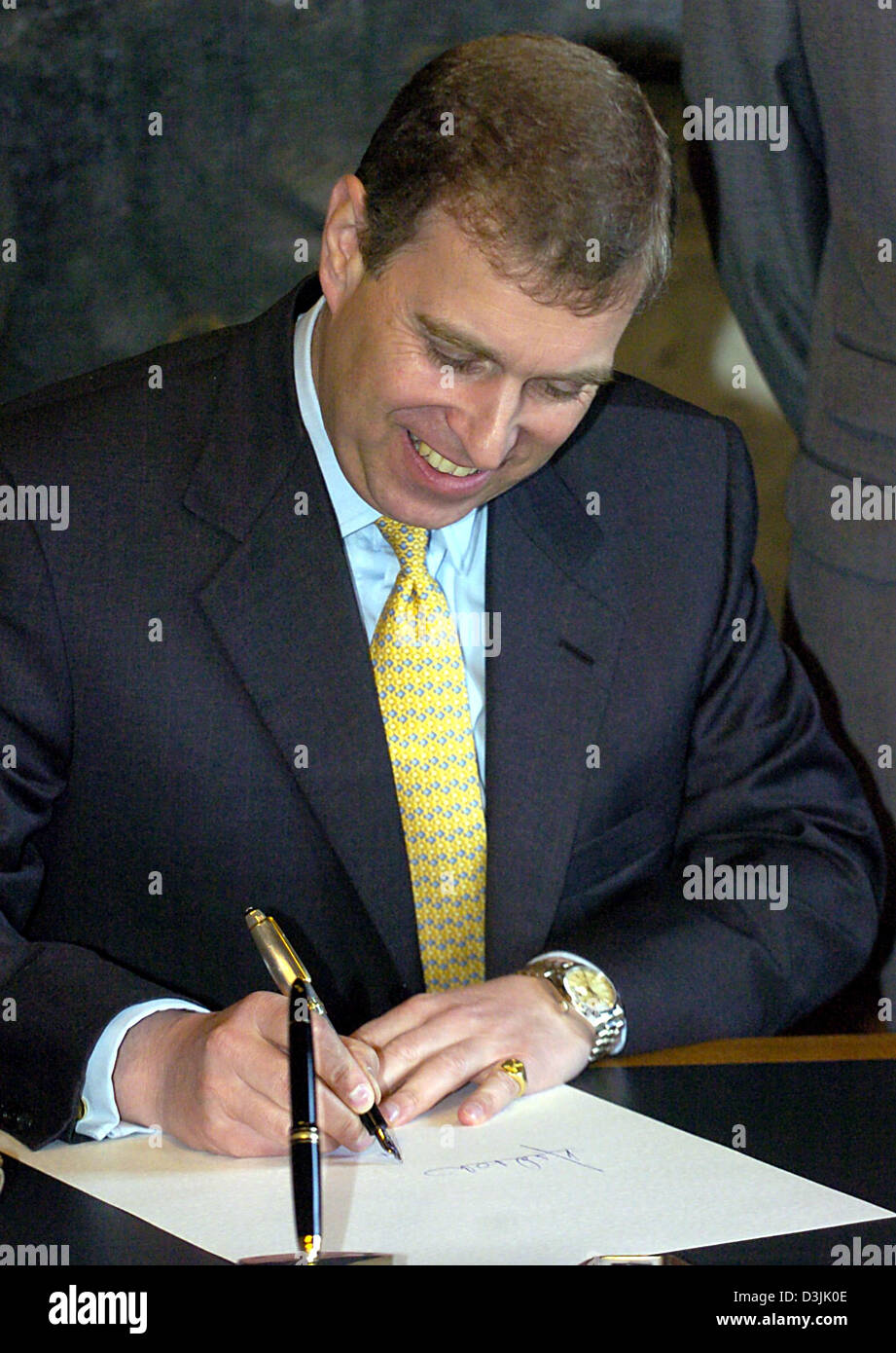 (Dpa) - Il principe Andréj, secondogenito della Regina Elisabetta II, firma il libro d'oro nel municipio della città di Amburgo, Germania, 04 aprile 2005. Come ambasciatore speciale dell'economia britannica il Duca di York vuole approfondire le relazioni commerciali tra la Gran Bretagna e la Germania. Dopo la firma della città Libro d'oro e incontro con Amburgo il sindaco di Ole VON BEUST, egli si recherà in visita Foto Stock