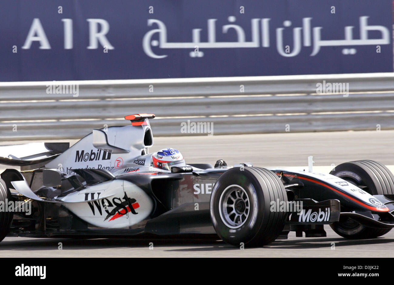 (Dpa) - Finlandese pilota di Formula Uno Kimi Raeikkoenen (McLaren Mercedes) raffigurato in azione in Formula Uno via vicino a Manama, Bahrein, 1 aprile 2005. Il Gran Premio del Bahrain si svolgerà il 3 aprile 2005. Foto Stock