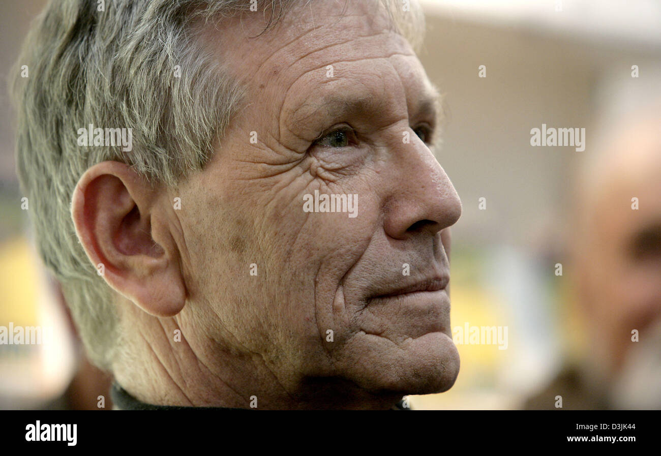 (Dpa) - scrittore israeliano Amos Oz nella foto alla fiera del libro di Lipsia, Germania, 17 marzo 2005. Foto Stock