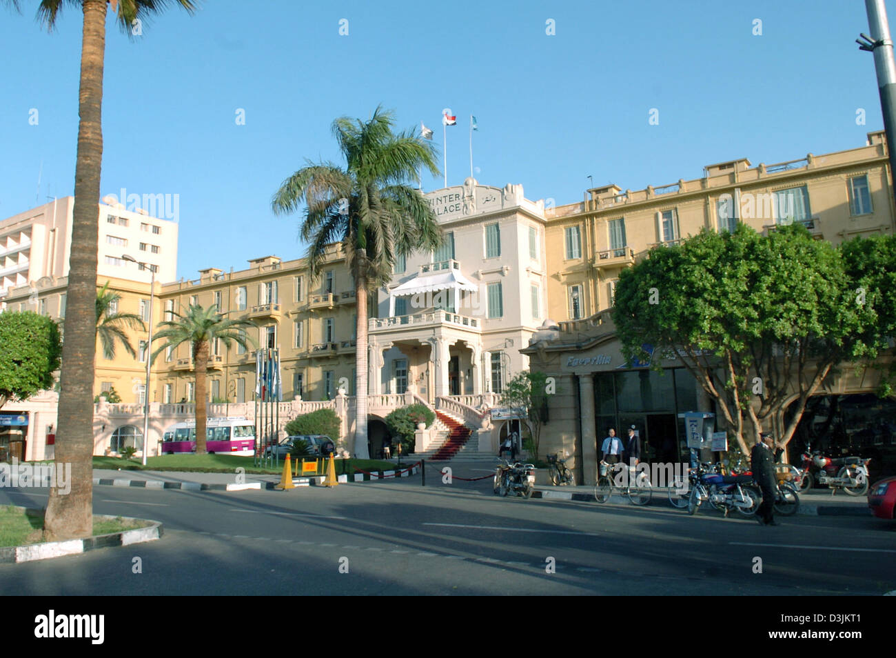 (File dpa) - Vista del lussuoso hotel Winterpalace a Luxor, Egitto, 22 novembre 2004. Il famoso hotel ha ospitato celebrità come crimine leggendaria scrittrice Agatha Christie ('Death sul fiume Nilo') o Signore Carnavon il finanziatore di Howard Carter, l'uomo che ha scoperto la tomba di Tut-Ench-Amon. Foto Stock