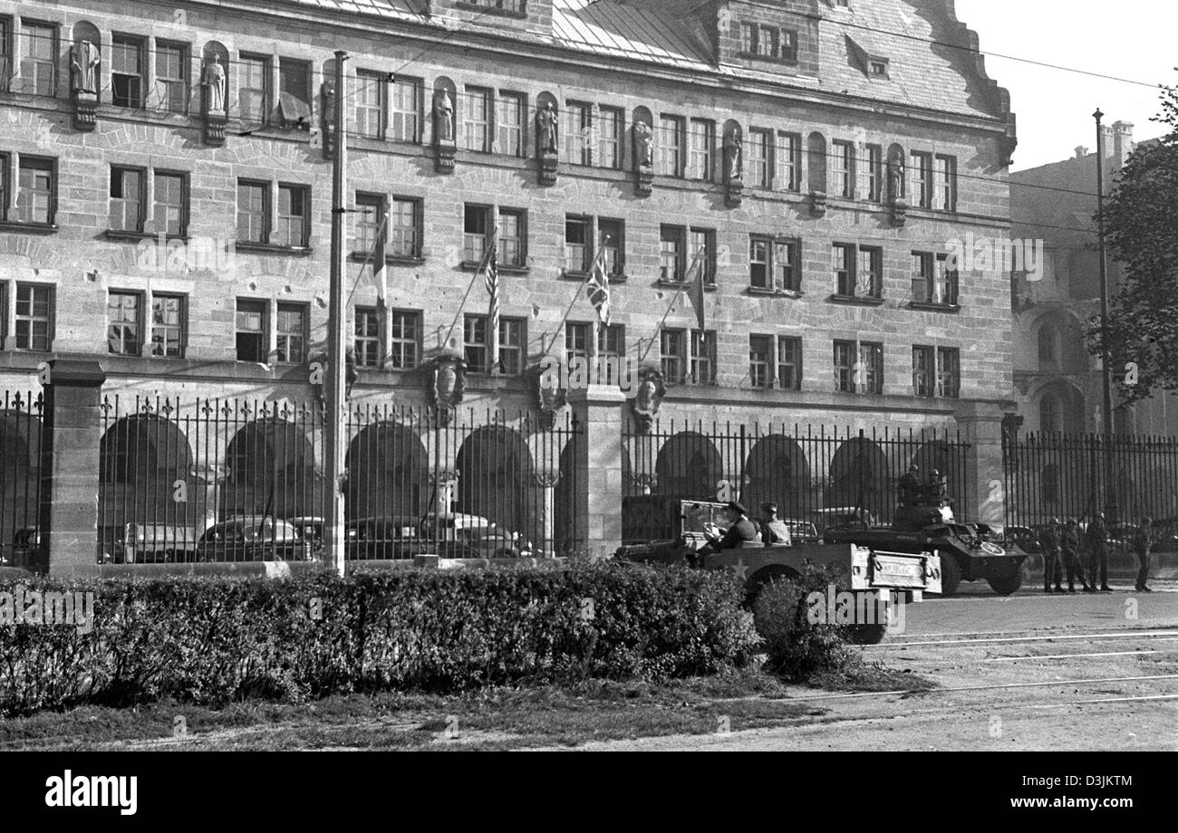 (Dpa file) - Una vista al cancello principale del Palazzo di Giustizia di Norimberga (Germania), 01 ottobre 1946. L' edificio è stato off limits per il pubblico in generale durante il processo contro i criminali di guerra della Seconda Guerra Mondiale. Foto Stock