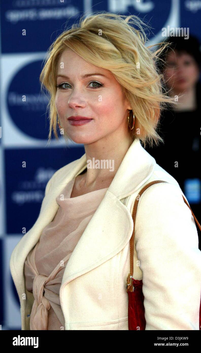(Dpa) - La mostra fotografica di attrice statunitense Christina Applegate ha ('Married... con bambini ") a Los Angeles, Stati Uniti d'America, 28 febbraio 2005. Il 33-anno-vecchia donna ha rotto il suo piede durante la premiere del gioco 'Sweet carità". Ha tuttavia mantenuto su coraggiosamente per 20 minuti durante la performance lo scorso weekend a Chicago, ha annunciato il servizio internet 'E!Online" il 14 marzo 2005. Applegate ha è stato poi r Foto Stock