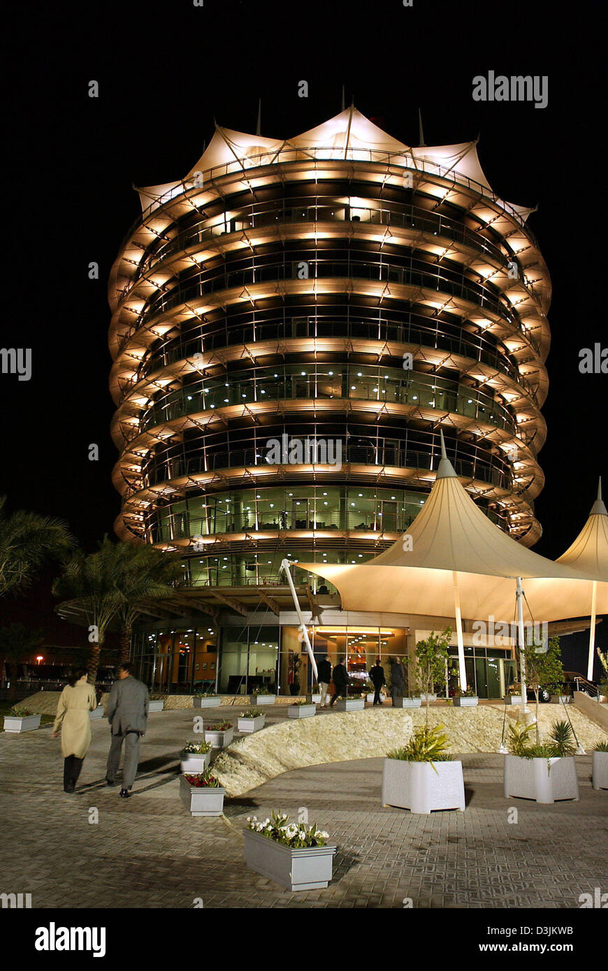 (Dpa) - Vista del visitatore illuminato torre presso la gara di Formula 1 di via vicino a Manama, Bahrein, 14 febbraio 2005. Foto Stock