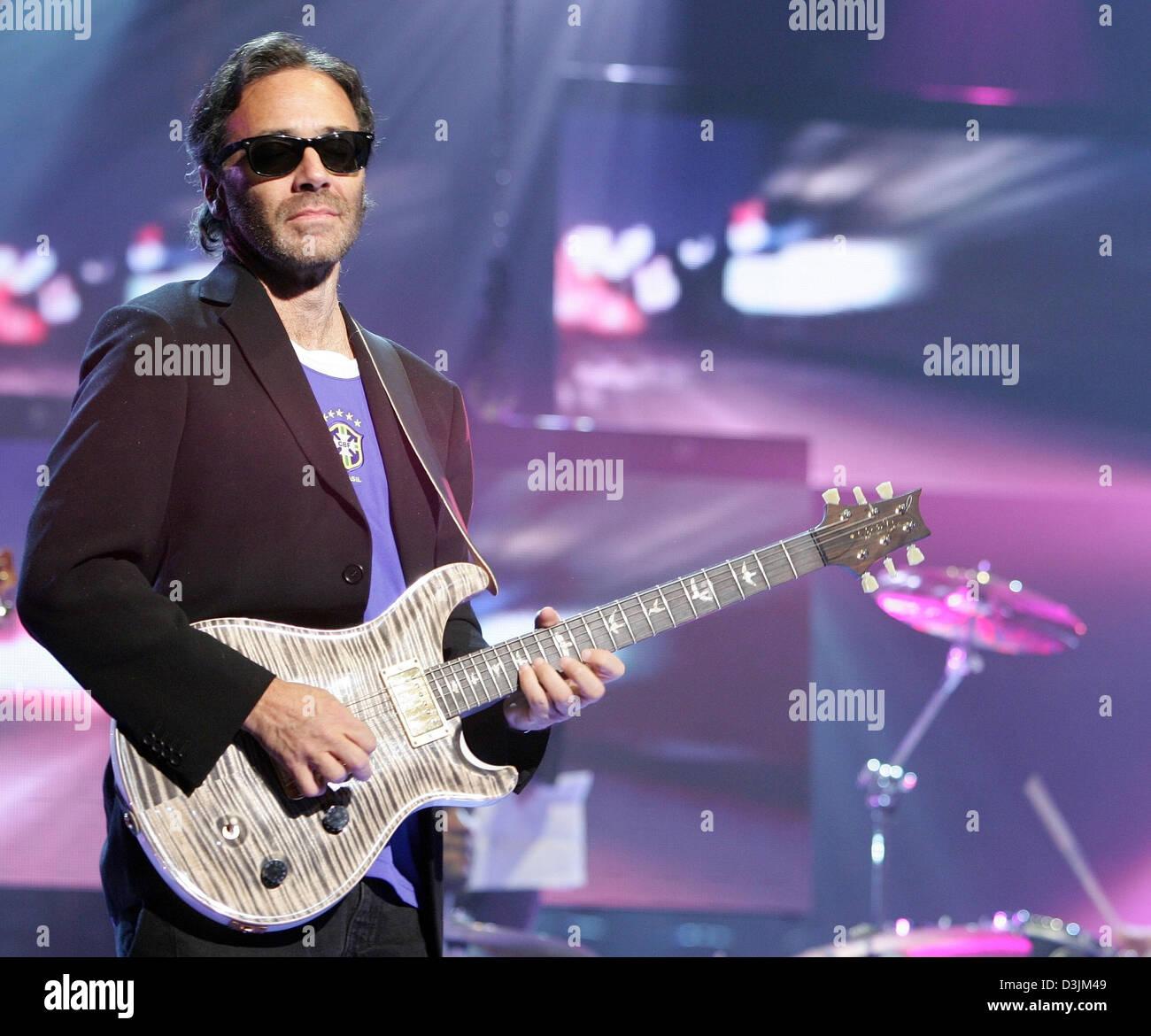 (Dpa) - Noi chitarrista Al Di Meola raffigurata sul palco durante una prova per la song contest "Germania 12 punti" di Berlino, Germania, 11 marzo 2005. Il tedesco della manche di qualificazione per il cinquantesimo di " Eurovision Song Contest' era stato trasmesso su emittente televisiva tedesca ARD il 12 marzo. Al Di Meola eseguita come cosiddetto Showact. Foto Stock