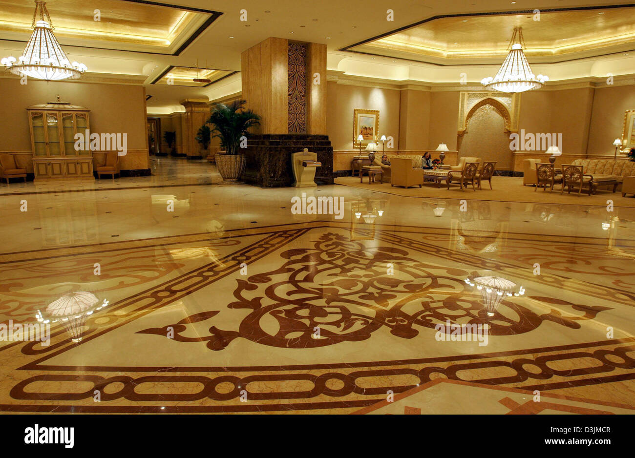 (Dpa) - Vista di splendidi intarsi nel piano della lobby di questo hotel di lusso Kempinski Emirates Palace di Abu Dhabi, Emirati Arabi Uniti, 5 marzo 2005. Attualmente l'albergo più costoso del mondo offre 394 spaziose camere e suites. La più costosa suite costa 35.000 dollari a notte ed è 1.200 metri quadri di grandi dimensioni. L'hotel dispone di ascensori di 140, 1.002 Foto Stock