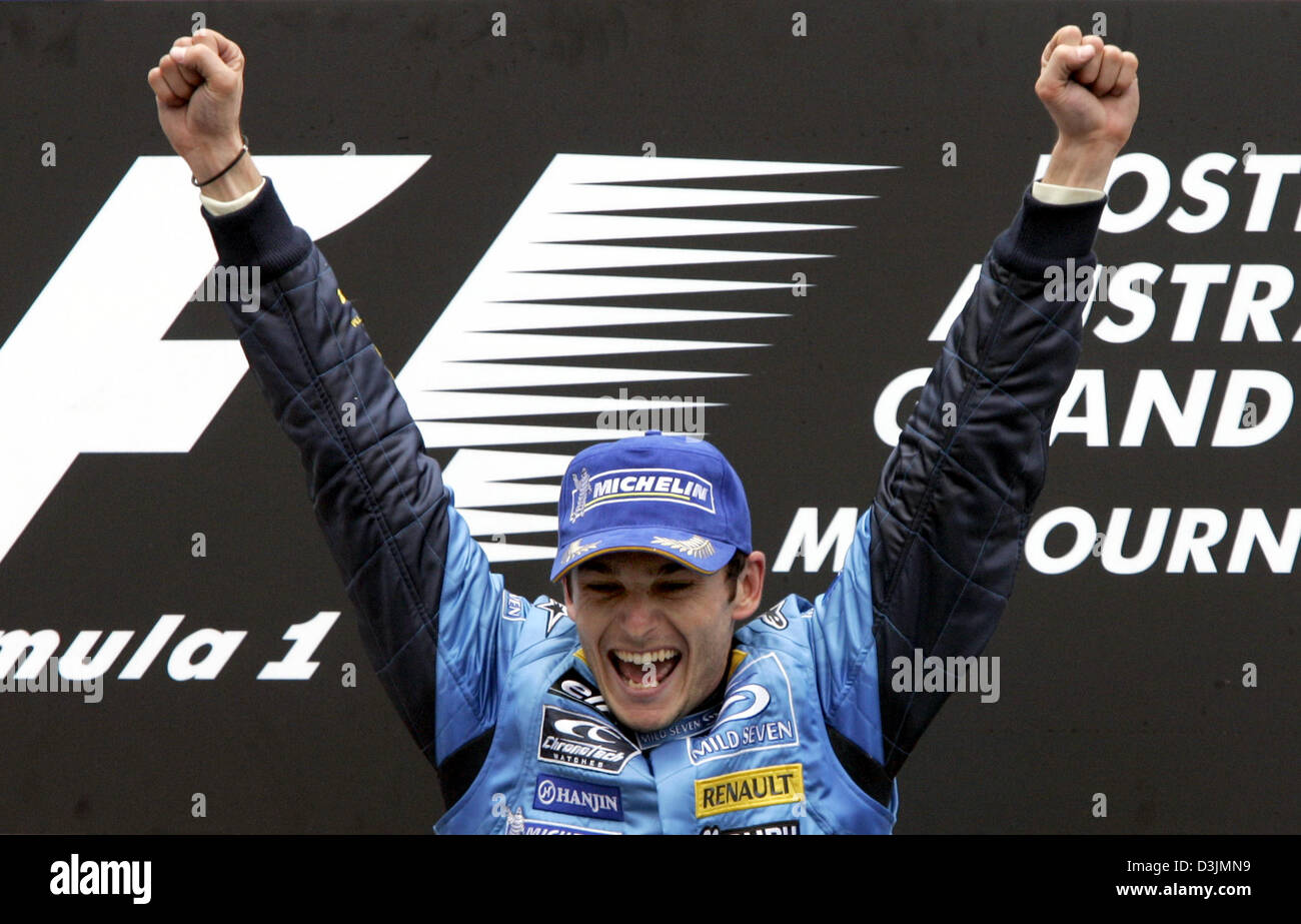 (Dpa) - italiano in Formula Uno pilota Giancarlo Fisichella (Renault) cheers e jubilates sul podio dopo la vittoria del Gran Premio d'Australia a Melbourne, Australia, 06 marzo 2005. L'italiano pilota di Formula Uno Giancarlo Fisichella ha vinto davanti al brasiliano Rubens Barrichello e Fernando Alonso di Spagna. Foto Stock