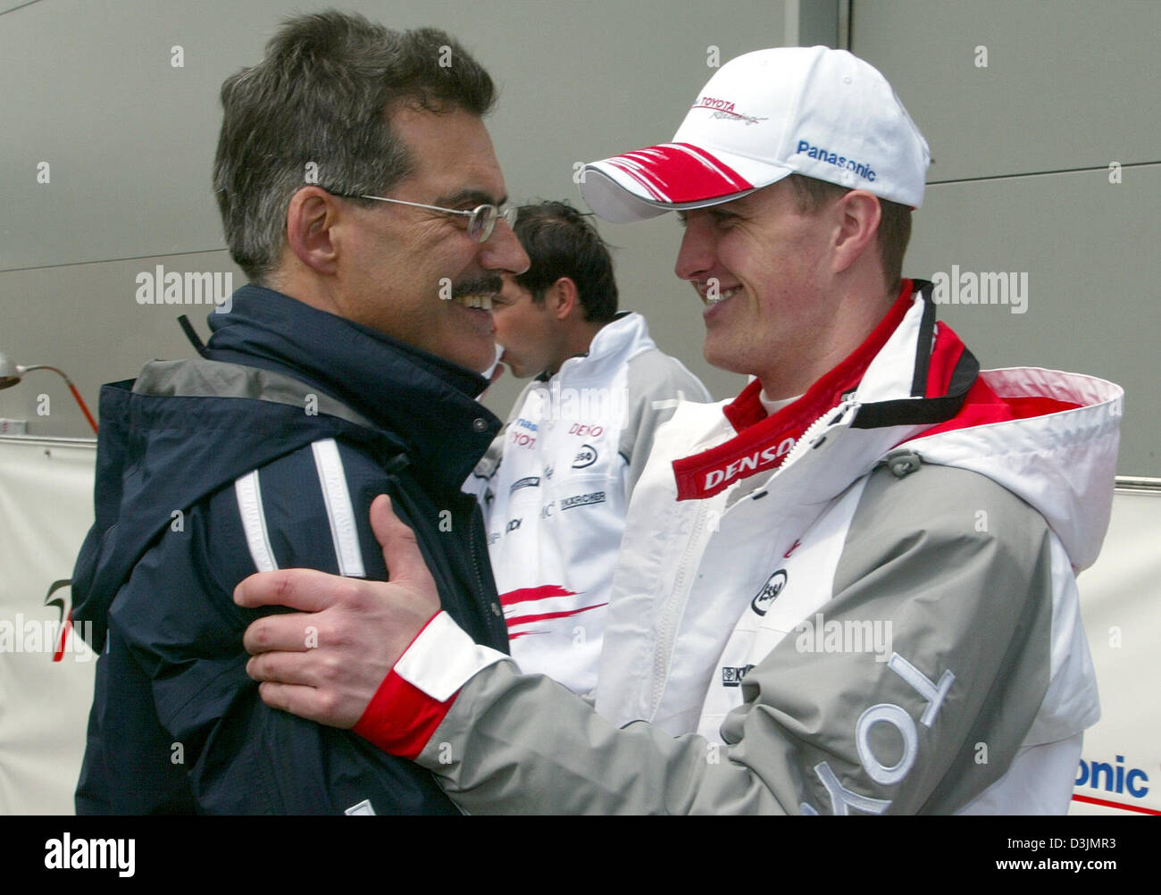 (Dpa) - Tedesco direttore di BMW Motorsport Mario Theissen (L) e il pilota di Formula Uno Ralf Schumacher (Panasonic Toyota Racing) sorriso come essi parlare l uno con l altro nel paddock di formula one racing in circuito Albert Park di Melbourne, Australia, 05 marzo 2005. Foto Stock