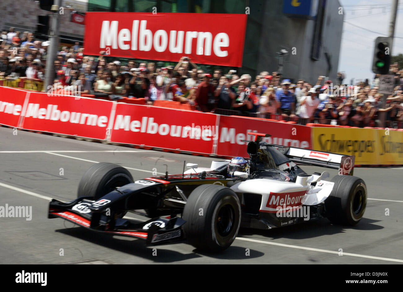 (Dpa) - Una Formula One racing car velocità durante una parata di strada attraverso le strade del centro cittadino di Melbourne, Australia, 2 marzo 2005. Il primo Gran Premio della stagione 2005 avrà inizio il 6 marzo 2005. Foto Stock