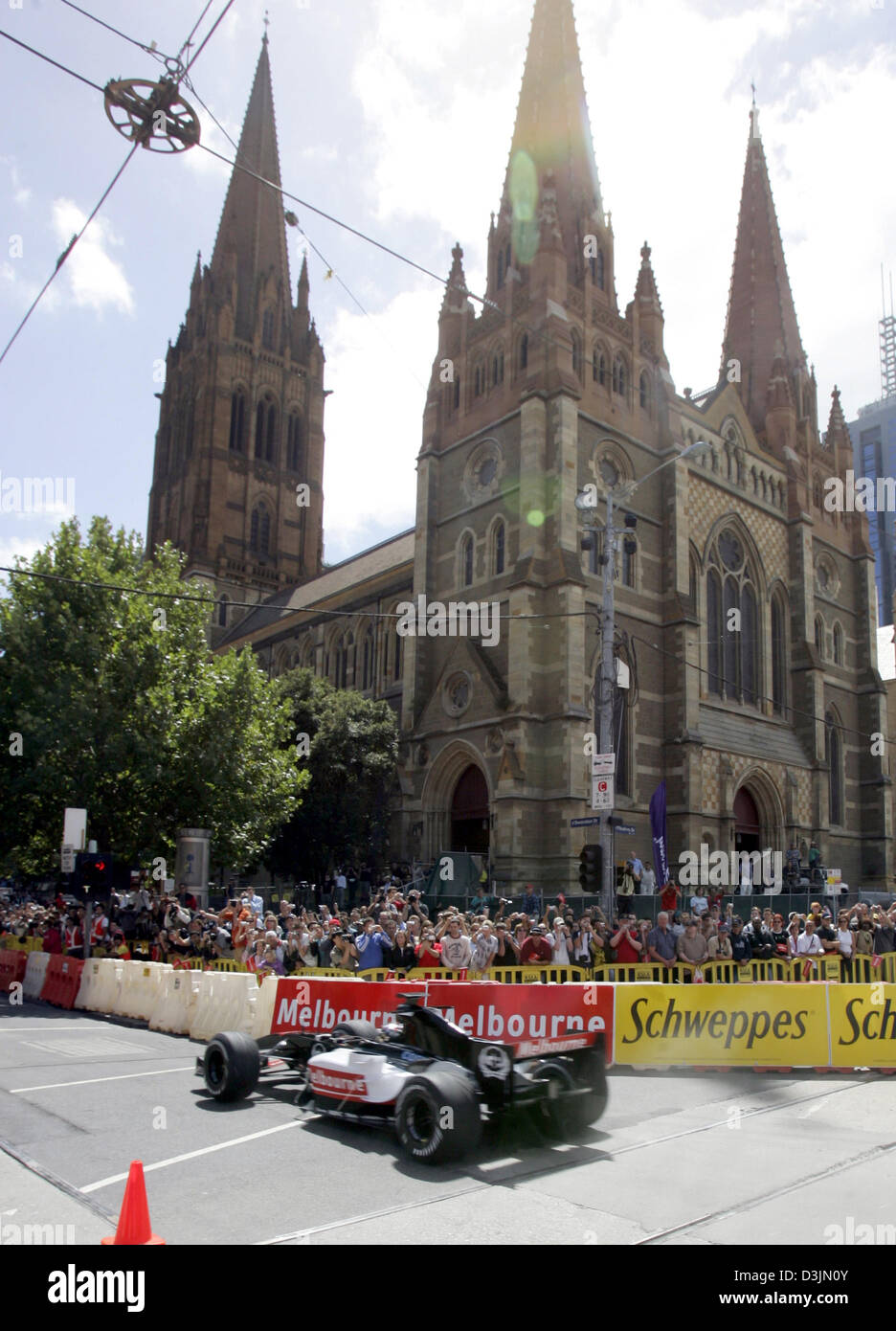 (Dpa) - Una Formula One racing car velocità durante una parata di strada attraverso le strade del centro cittadino di Melbourne, Australia, 2 marzo 2005. Il primo Gran Premio della stagione 2005 avrà inizio il 6 marzo 2005. Foto Stock