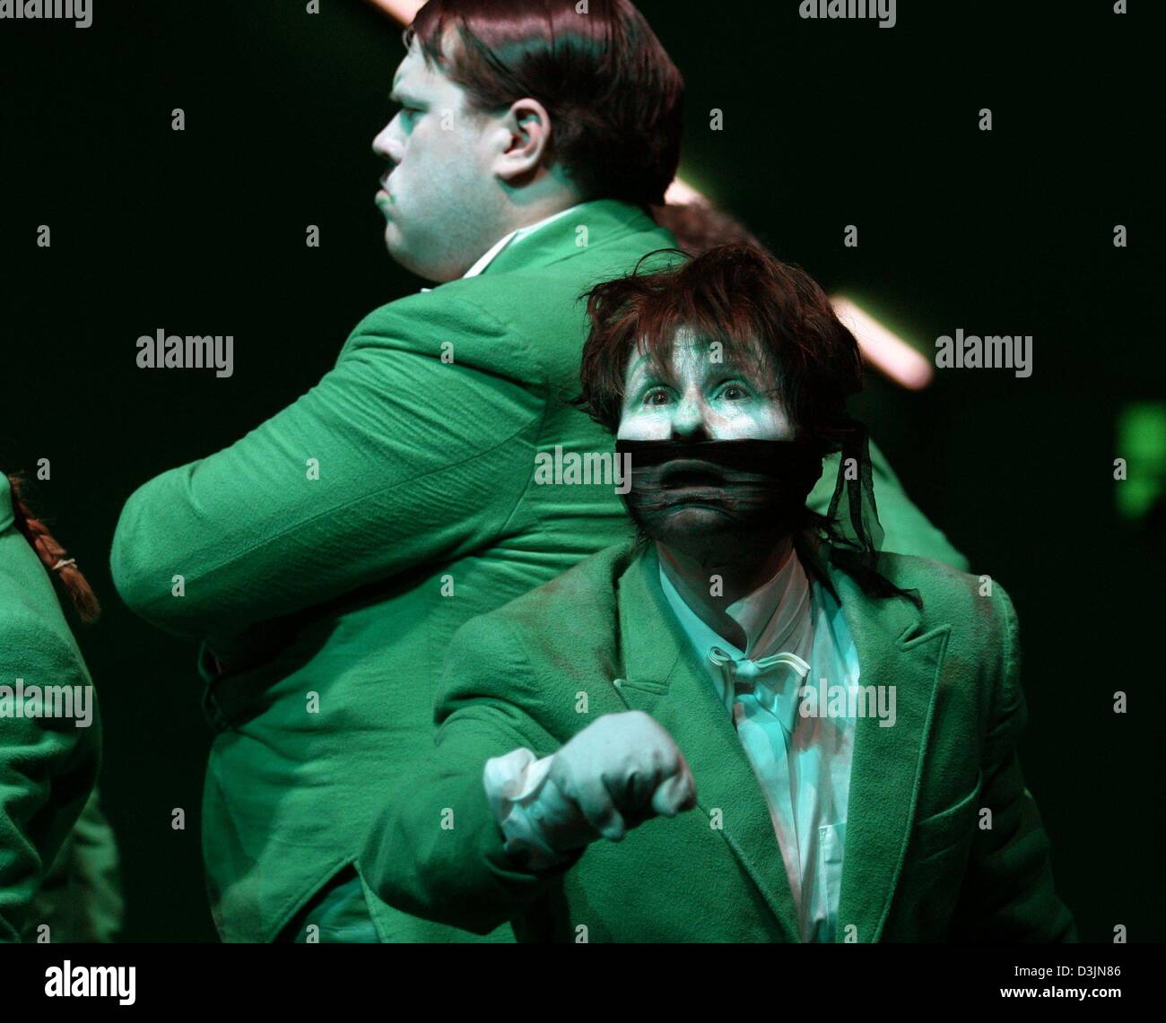 (Dpa) - Attori Teresa Affolter (R) e Michael Rothmann eseguire una scena dalla play 'Wolken.Heim. und dann Nach Hause' (nubi.home. e quindi tornare a casa) dal gioco Austriaco wright e premio Nobel laurato Elfriede Jelinek presso il Berliner Ensemble (teatro) di Berlino, 28 febbraio 2005. La messa in scena del gioco che è stata aggiornata da Claus Peymann è un mondo di Premiere. Nel gioco Jelin Foto Stock