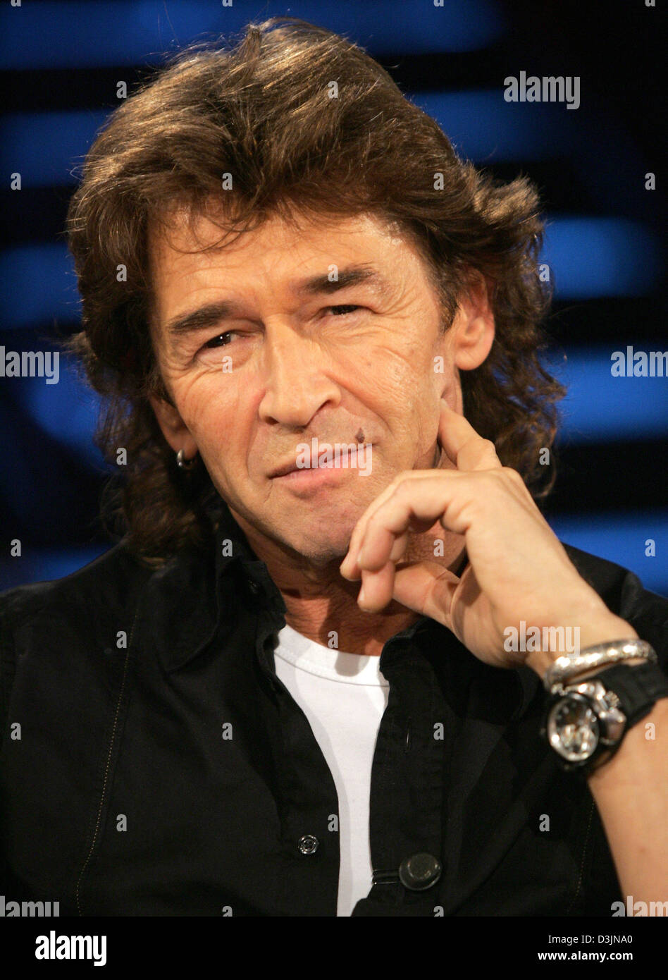 (Dpa) - Peter Maffay, rock e pop cantante nato in Romania, raffigurato durante il tedesco talk show 'III nach Neun' (tre dopo nove) di Brema, Germania, 25 febbraio 2005. Foto Stock