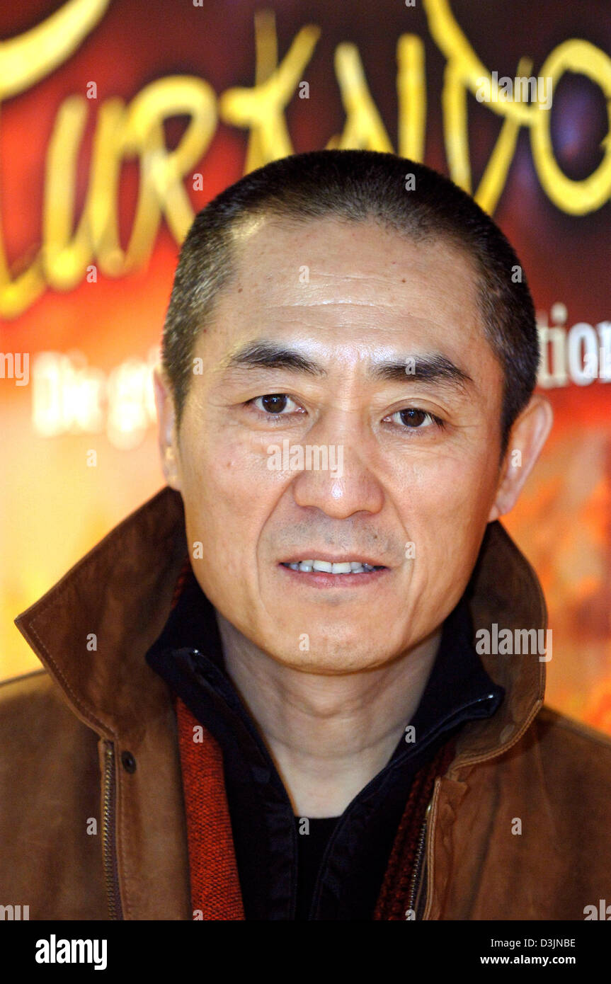 (Dpa) - regista cinese Zhang Yimou sta in piedi di fronte ad un poster che pubblicizza l'opera "Turandot" a Monaco di Baviera, Germania, il 28 febbraio 2005. La più grande produzione di un opera sarà di scena a Monaco di Baviera Olympiastadion il 25 luglio 2005. Zhang Yimou sta andando a dirigere l'opera. Foto Stock