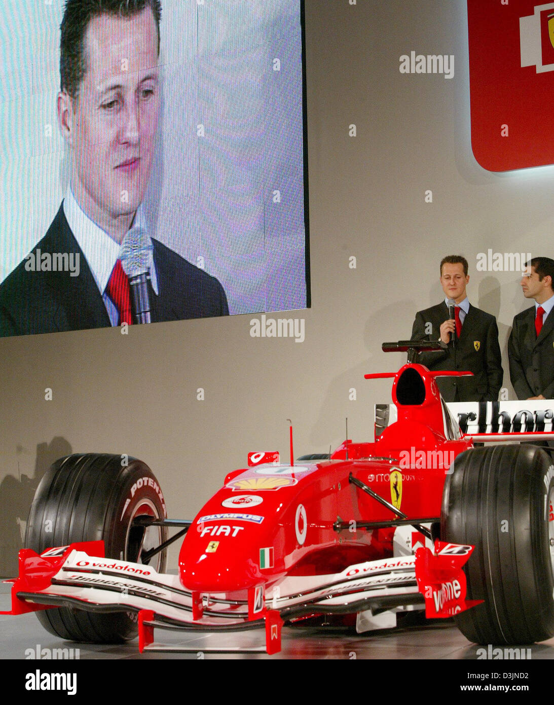 (Dpa) - Tedesco Campione del Mondo di Formula 1 Michael Schumacher (L) e spagnolo collaudatore Marc Gene mostrato durante la presentazione della nuova Ferrari F 2005 gara monoposto di Maranello, Italia, 25 febbraio 2005. Foto Stock