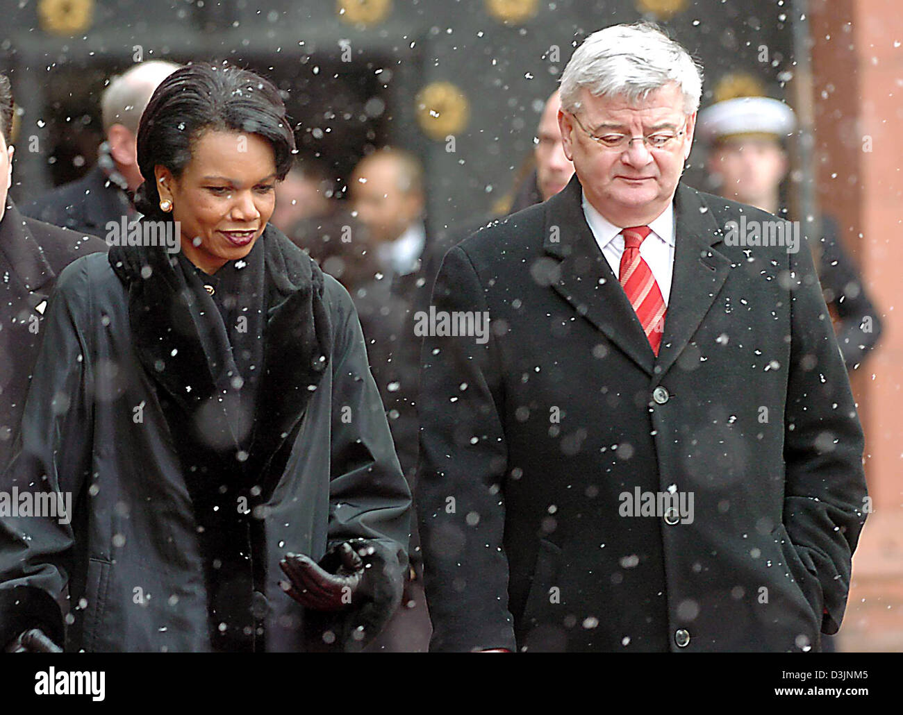 (Dpa) - Il Segretario di Stato americano Condoleezza Rice e il Ministro degli esteri tedesco Joschka Fischer a piedi accanto a ogni altro durante il ricevimento per il Presidente degli Stati Uniti George Bush in Mainz, Germania, mercoledì 23 febbraio. Bush è stato il pagamento di una visita di un giorno a riunione in Germania il Cancelliere tedesco Gerhard Schroeder. Il loro incontro è stato interessato con il consolodiation di tedesco-US relations curre Foto Stock
