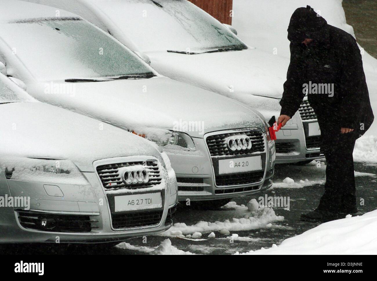 (Dpa) - Un uomo cancella un Audi da neve durante una conferenza stampa a Ingolstadt, Germania, 22 febbraio 2005. Audi è riuscita ad aumentare i suoi guadagni grazie a un record di vendite nel precedente 2004 anno di attività. Audi, una figlia della società Volkswagen (VW), ha annunciato martedì che l utile al lordo di interessi e imposte (EBIT) salì da 1,101 a 1.142 miliardi di euro. Il dopo le imposte Foto Stock