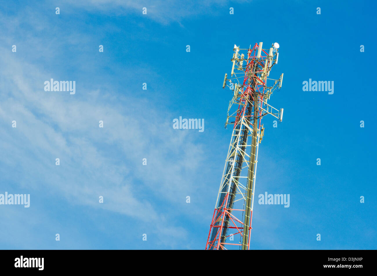 Torre cellulare sul cielo blu chiaro Foto Stock