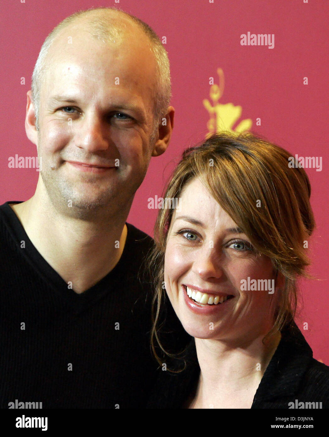 (Dpa) - attore danese Troels Lyby (L) e attrice danese Sofie Grabol sorriso come presentano il loro nuovo film 'accusato" durante una conferenza stampa alla Berlinale Filmfestival di Berlino Venerdì 18 Febbraio 2005. Foto Stock