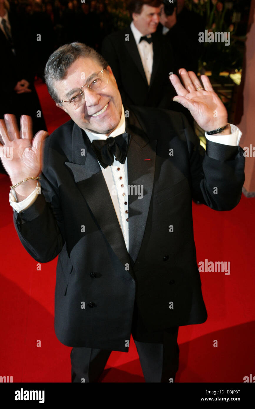 (Dpa) - Noi attore comico, animatore e regista Jerry Lewis pone sul tappeto rosso in apertura del 55th Berlinale festival del cinema di Berlino, Germania, 10 febbraio 2005. Il festival si è aperto con la British-French-South African film "all'uomo'. Il Festival Internazionale del Film, che corre fino al 20 febbraio, dispone di un totale di 350 film da 52 paesi con 22 film comp Foto Stock