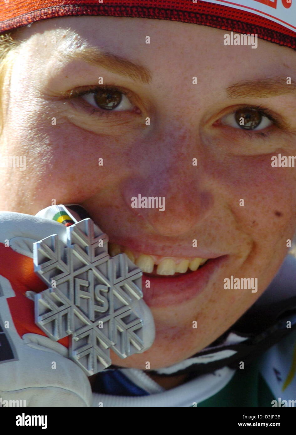 (Dpa) - diciannovenne Elena Fanchini dall'Italia presenta la sua medaglia durante lo sci alpino ai Campionati Mondiali di Santa Caterina, Italia, il 6 febbraio 2005. Fanchini vinto sorprendentemente argento nella donna in discesa la concorrenza. Foto Stock