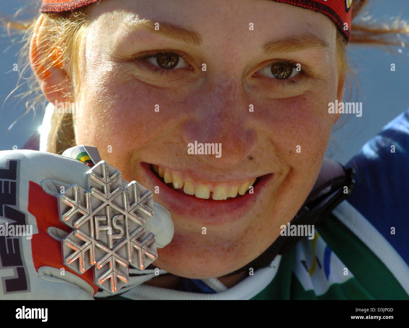 (Dpa) - diciannovenne Elena Fanchini dall'Italia presenta la sua medaglia durante lo sci alpino ai Campionati Mondiali di Santa Caterina, Italia, il 6 febbraio 2005. Fanchini vinto sorprendentemente argento nella donna in discesa la concorrenza. Foto Stock