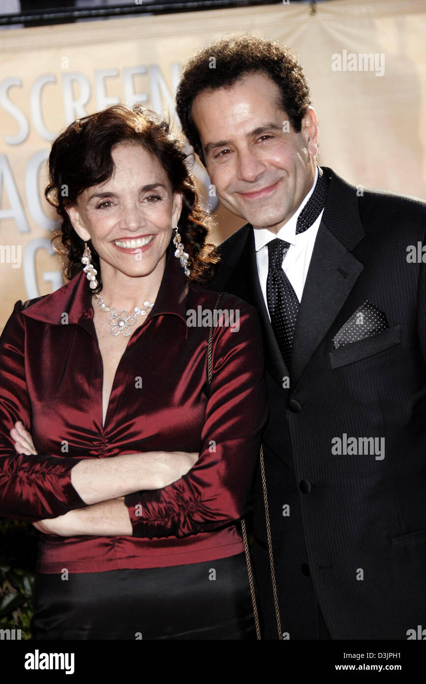 (Dpa) - Tony Shalhoub (R) sorrisi come egli arriva con sua moglie Brooke Adams per l'undicesima edizione del Screen Actors Guild Awards che si è tenuto presso il Santuario di Los Angeles, California, USA, 05 febbraio 2005. Foto Stock