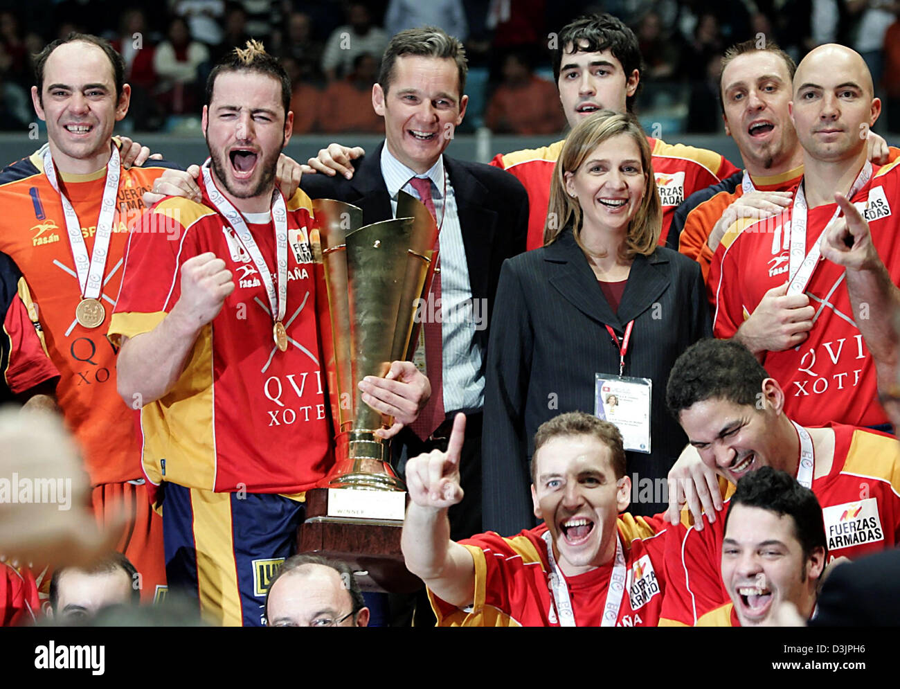 (Dpa) - Team Spagna, con la principessa spagnola Cristina e suo marito, ex spagnola di pallamano squadra nazionale player Inaki Urdangarin, posa con il trofeo dopo aver battuto la Croazia nella partita finale della pallamano il Campionato Mondiale di Rades, Tunisia, 6 febbraio 2005. Foto Stock