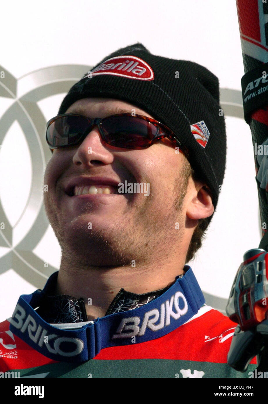 (Dpa) - Noi sciatore Bode Miller sorride dopo la vittoria degli uomini Downhill evento all'Alpine Campionati Mondiali di Sci a Bormio, Italia, il 5 febbraio 2005. Foto Stock