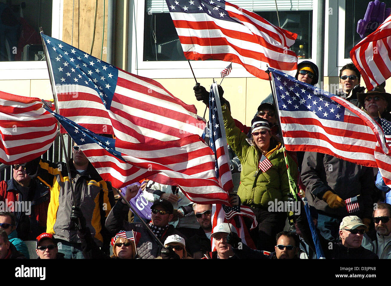 (Dpa) - Noi tifosi celebrare e wave loro bandiere dopo di noi sciatore Bode Miller vince il uomini Downhill evento all'Alpine Campionati Mondiali di Sci a Bormio, Italia, il 5 febbraio 2005. Foto Stock