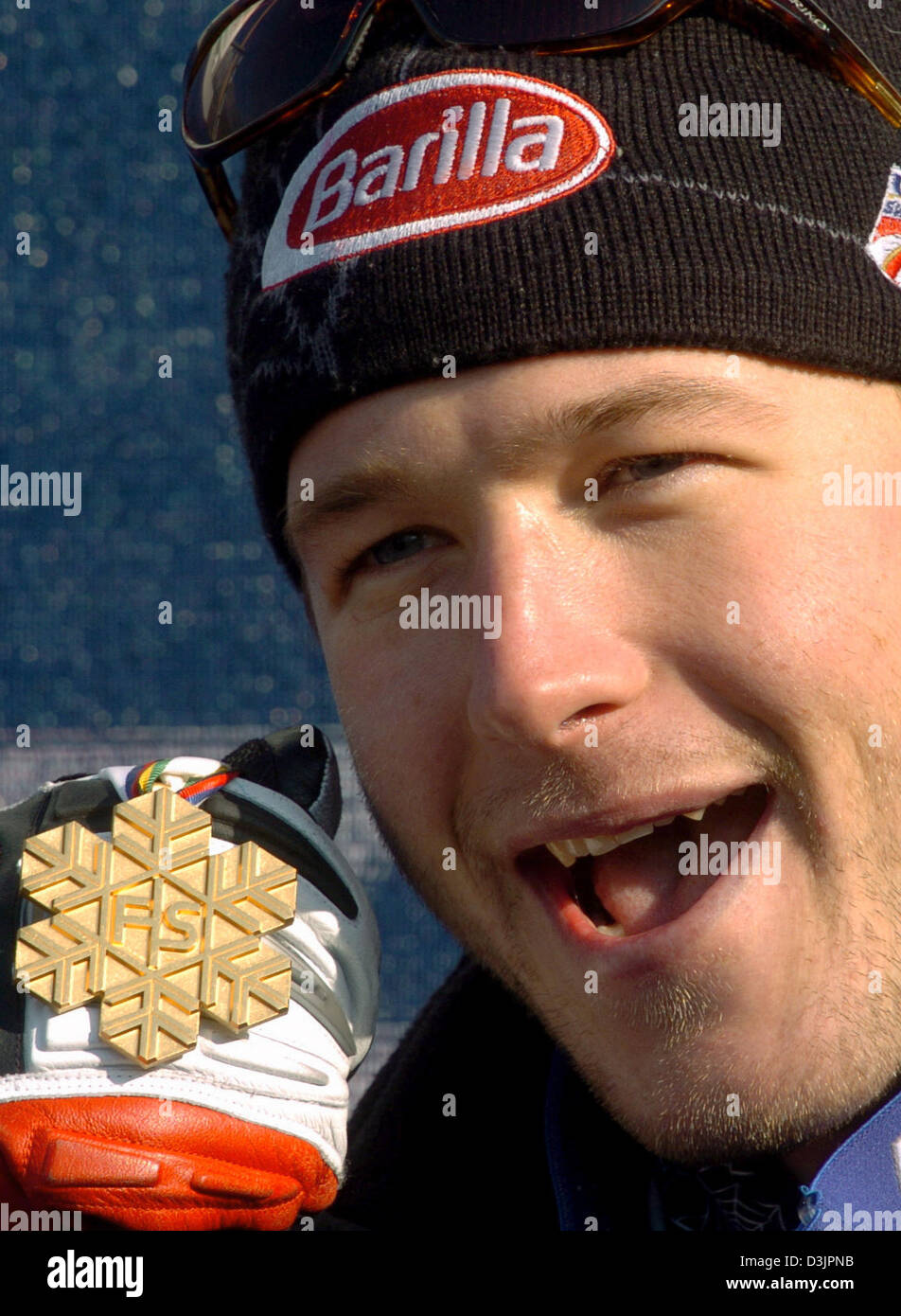 (Dpa) - Noi sciatore Bode Miller sorride e mostra la sua medaglia d oro dopo la vittoria degli uomini Downhill evento all'Alpine Campionati Mondiali di Sci a Bormio, Italia, il 5 febbraio 2005. Foto Stock
