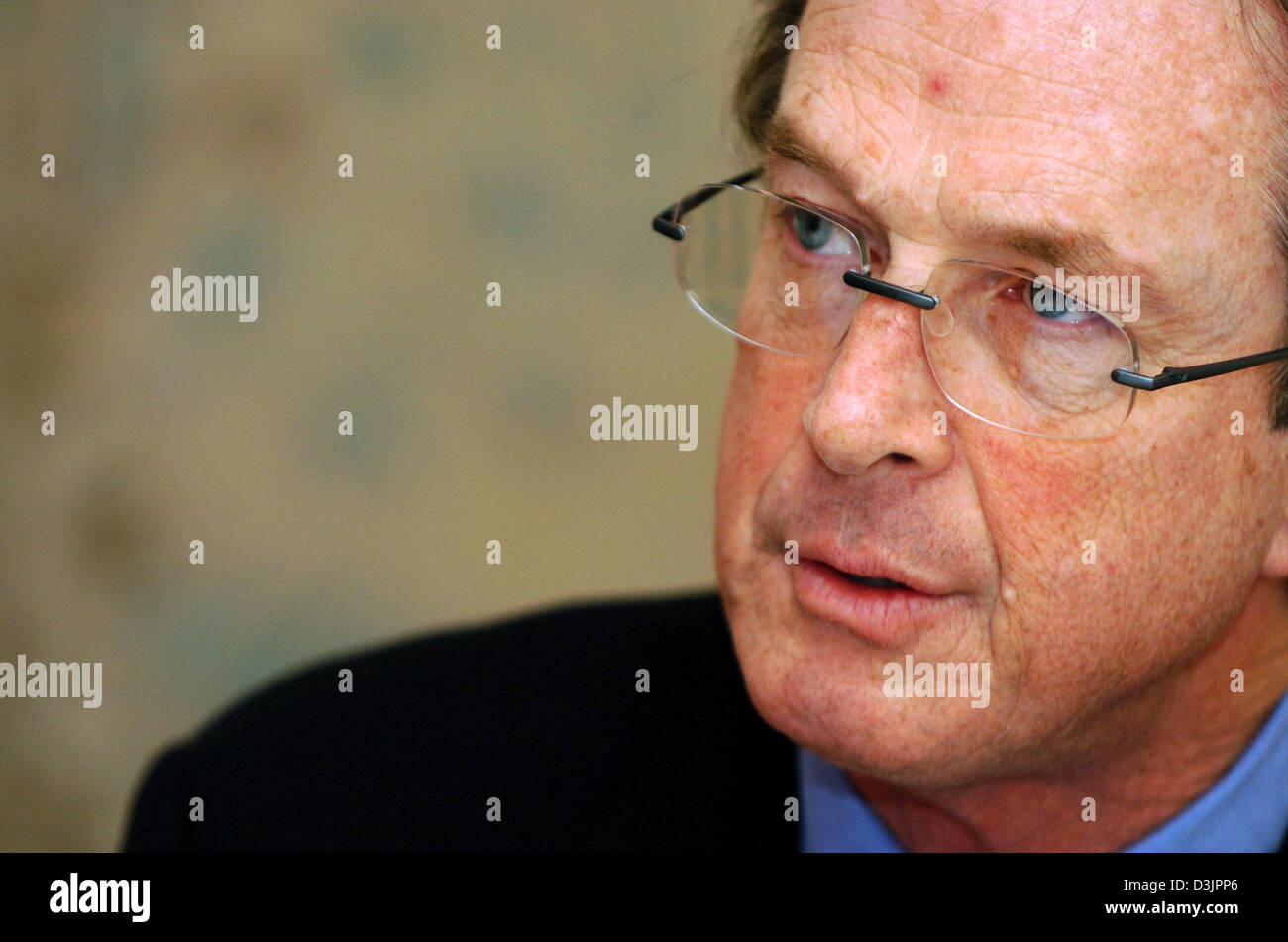 (Dpa) - Noi autore di bestseller Michael Crichton parla durante una conferenza stampa a Monaco di Baviera, Germania, il 2 febbraio 2005. Crichton ha scritto romanzi popolari come Jurassic Park, il Congo, la sfera o il mondo perduto. Foto Stock