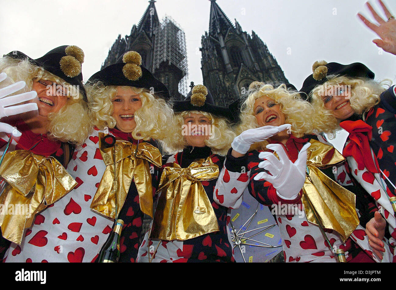 (Dpa) - Un gruppo di donne abbigliate come clown celebrare "Weiberfastnacht' (femminile di carnevale) di fronte alla cattedrale di Colonia, Germania giovedì 03 febbraio 2005. Decine di migliaia di carnevale stolti hanno dato dei calci a fuori per il momento culminante della stagione di carnevale a 11:11 o'clock sul dot e celebrato il tradizionale 'Weiberfastnacht' (donne) carnevale in città e paesi che sono stati Foto Stock