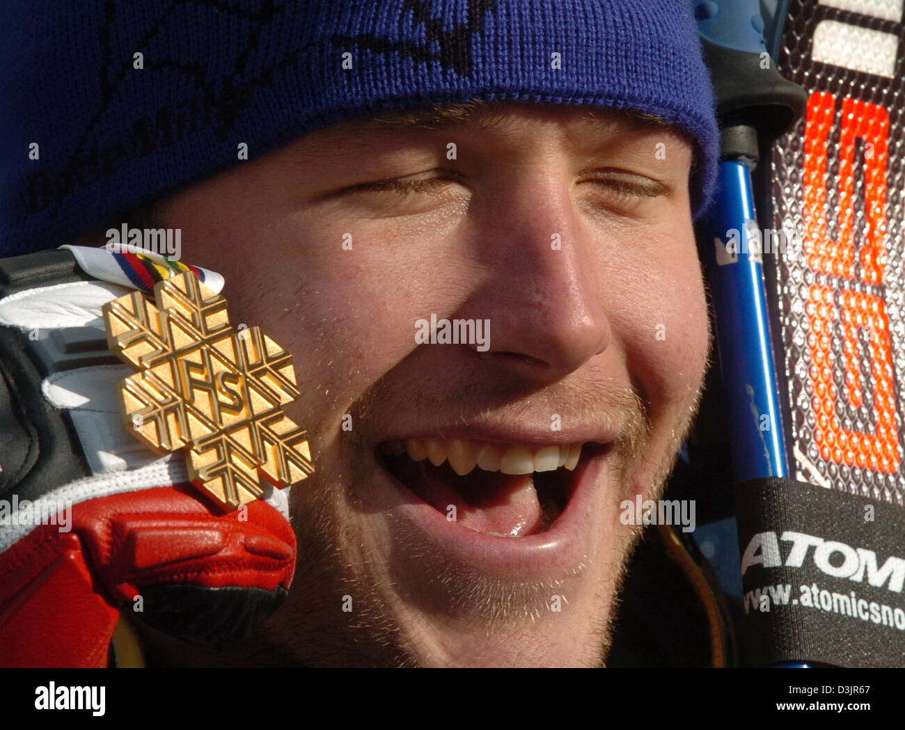 (Dpa) - Noi sciatore Bode Miller sorrisi e mantiene la sua medaglia d oro dopo aver vinto gli uomini della Super G all'Alpine Campionati Mondiali di Sci a Bormio, Italia, 29 gennaio 2005. Foto Stock